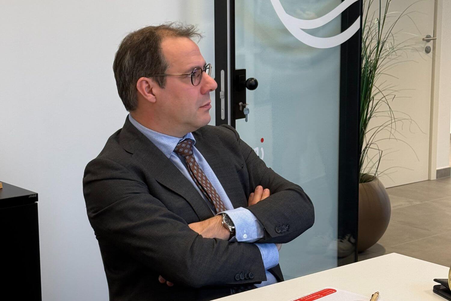 Portrait de David Clarinval à l’écoute d’un collaborateur.